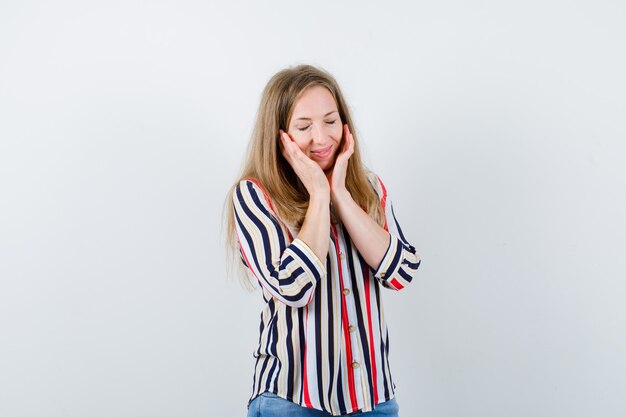 Mujer joven expresiva posando en el estudio