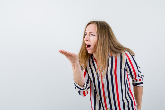 Mujer joven expresiva posando en el estudio