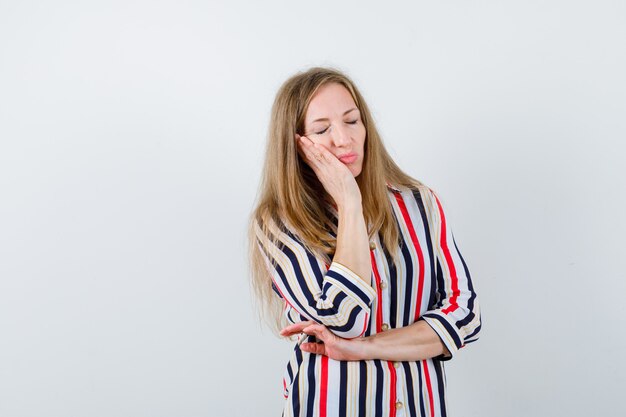 Mujer joven expresiva posando en el estudio