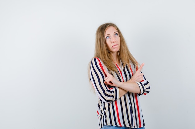 Mujer joven expresiva posando en el estudio