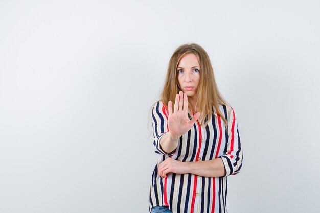 Mujer joven expresiva posando en el estudio