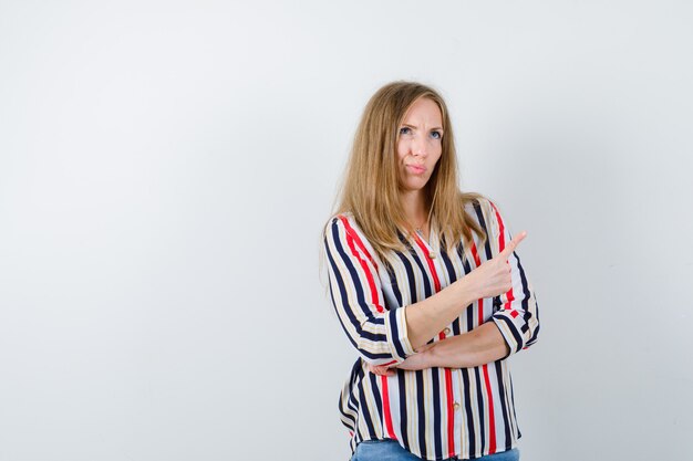 Mujer joven expresiva posando en el estudio