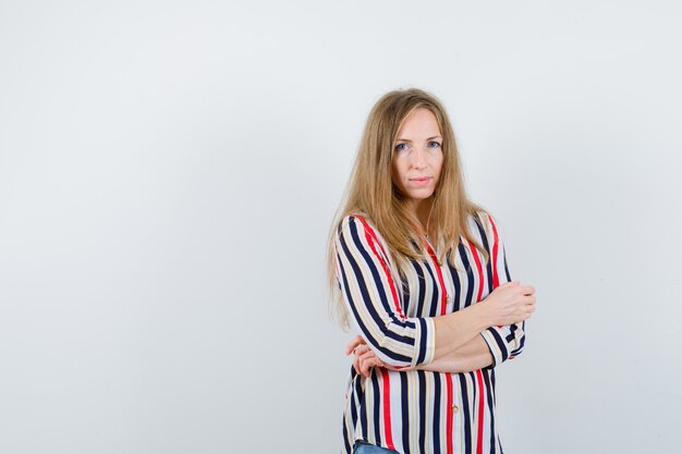 Mujer joven expresiva posando en el estudio