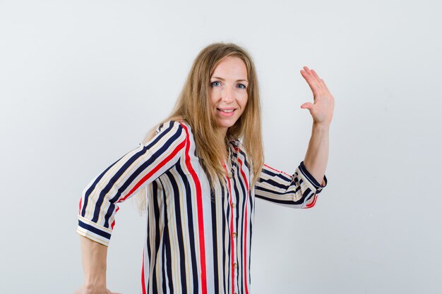 Mujer joven expresiva posando en el estudio