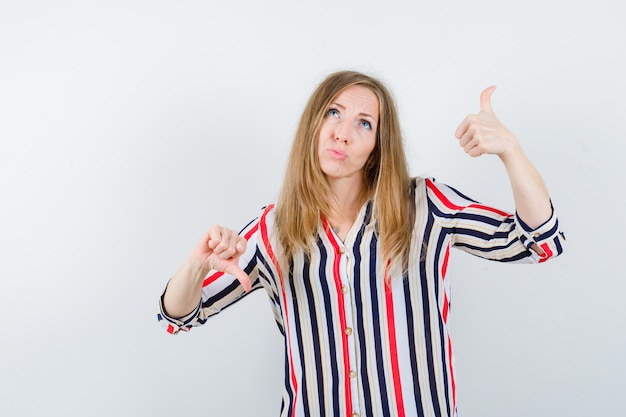 Mujer joven expresiva posando en el estudio