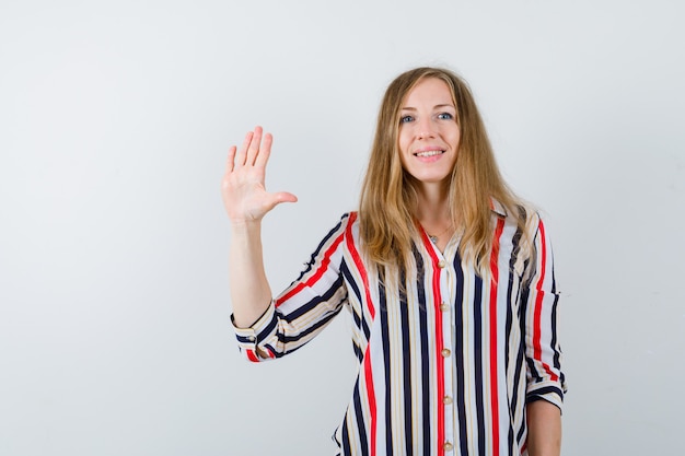 Foto gratuita mujer joven expresiva posando en el estudio