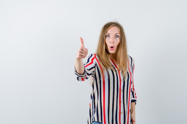 Mujer joven expresiva posando en el estudio