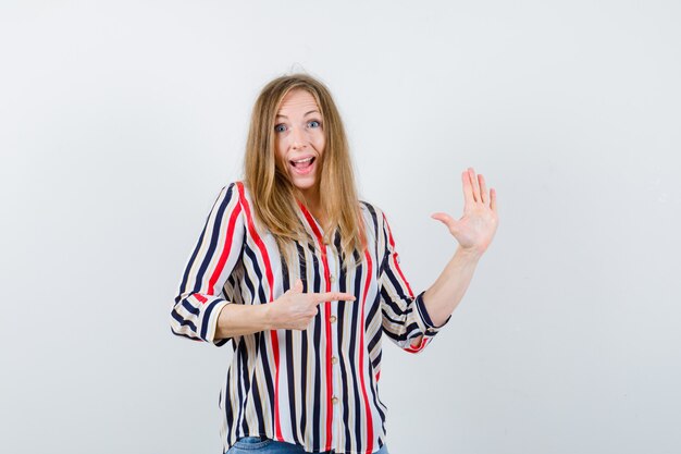 Mujer joven expresiva posando en el estudio