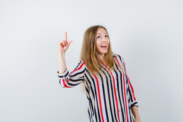 Mujer joven expresiva posando en el estudio