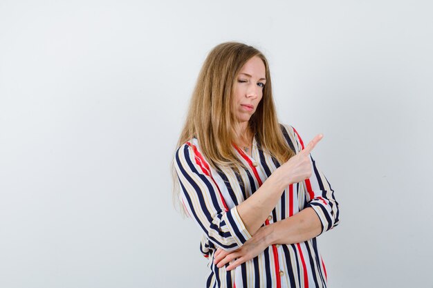 Mujer joven expresiva posando en el estudio