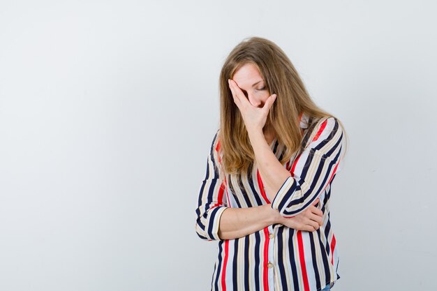 Mujer joven expresiva posando en el estudio