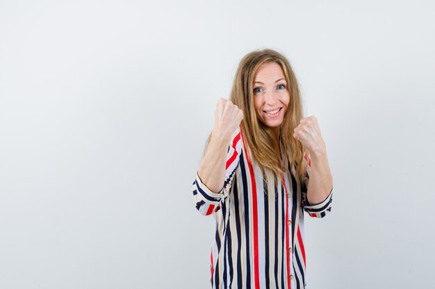 Mujer joven expresiva posando en el estudio