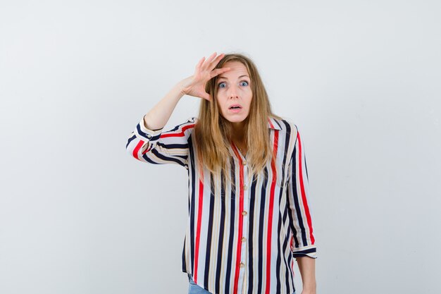 Mujer joven expresiva posando en el estudio