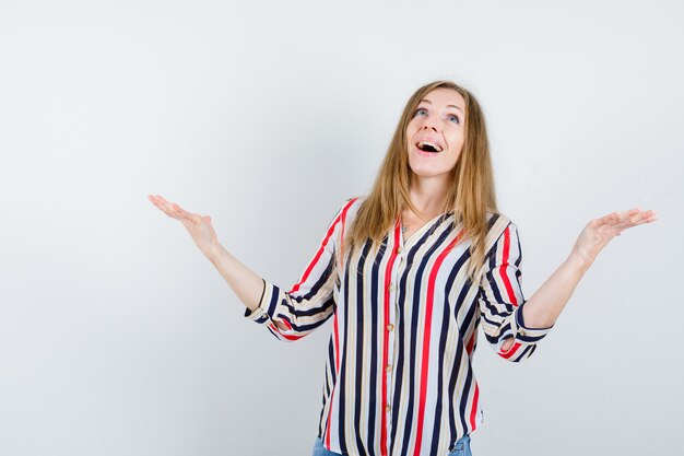 Mujer joven expresiva posando en el estudio