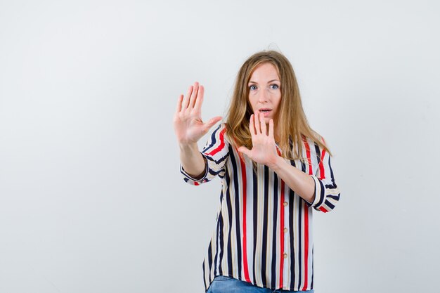 Mujer joven expresiva posando en el estudio