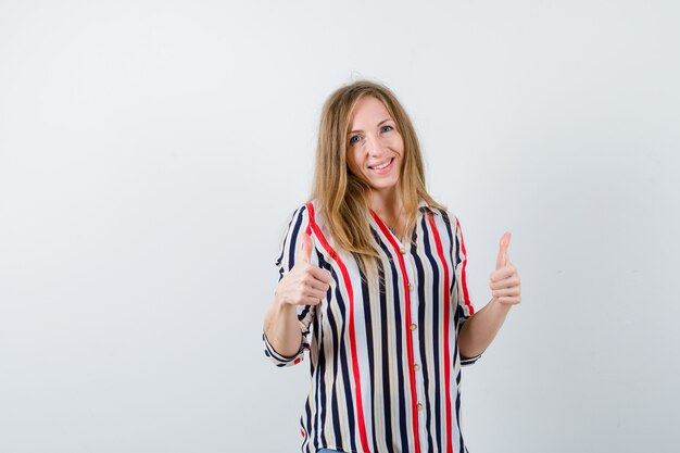 Mujer joven expresiva posando en el estudio