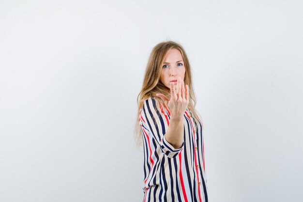 Mujer joven expresiva posando en el estudio