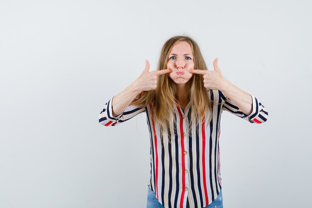 Foto gratuita mujer joven expresiva posando en el estudio