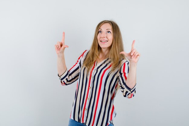 Mujer joven expresiva posando en el estudio