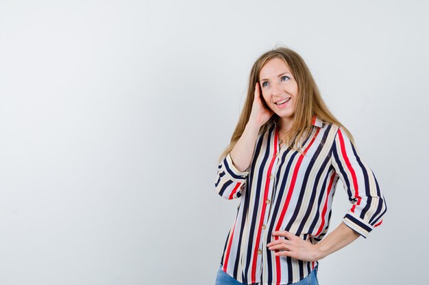 Mujer joven expresiva posando en el estudio