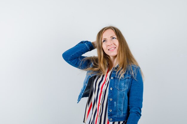 Mujer joven expresiva posando en el estudio