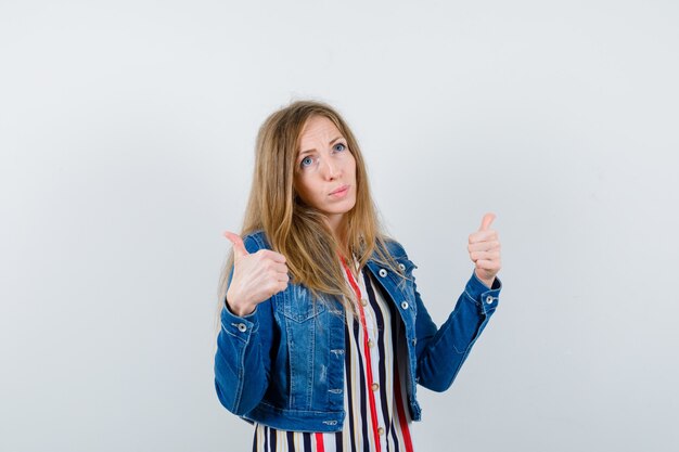 Mujer joven expresiva posando en el estudio