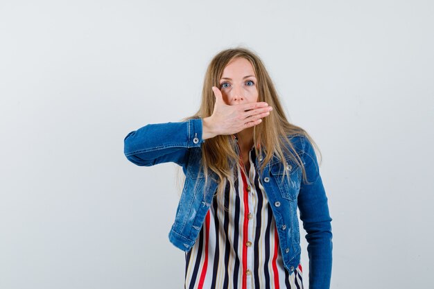 Mujer joven expresiva posando en el estudio