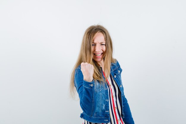 Mujer joven expresiva posando en el estudio