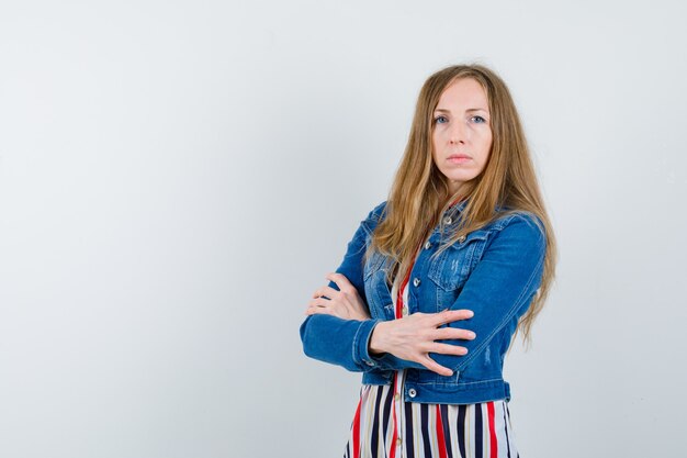 Mujer joven expresiva posando en el estudio