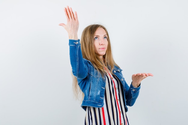 Mujer joven expresiva posando en el estudio