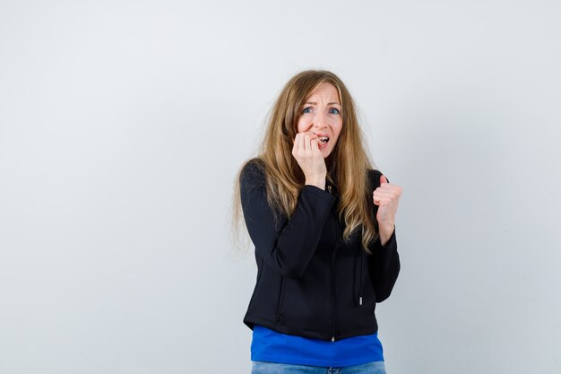 Mujer joven expresiva posando en el estudio