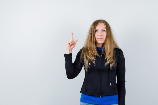 Mujer joven expresiva posando en el estudio