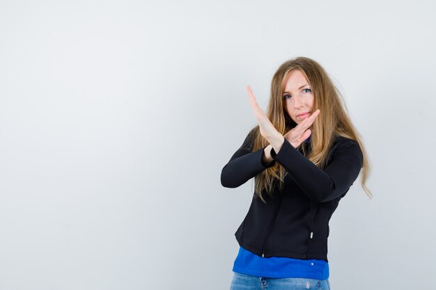 Mujer joven expresiva posando en el estudio