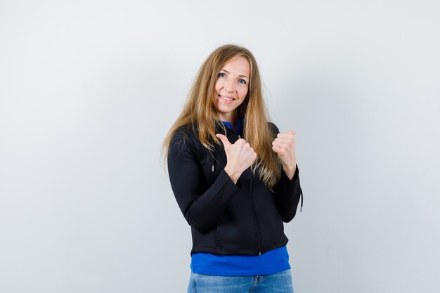 Mujer joven expresiva posando en el estudio