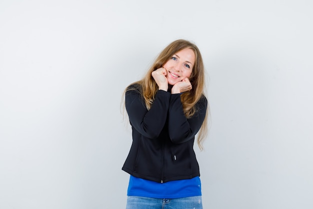 Mujer joven expresiva posando en el estudio