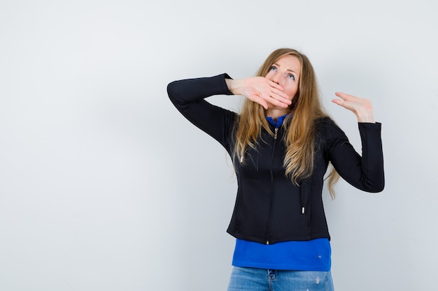 Mujer joven expresiva posando en el estudio