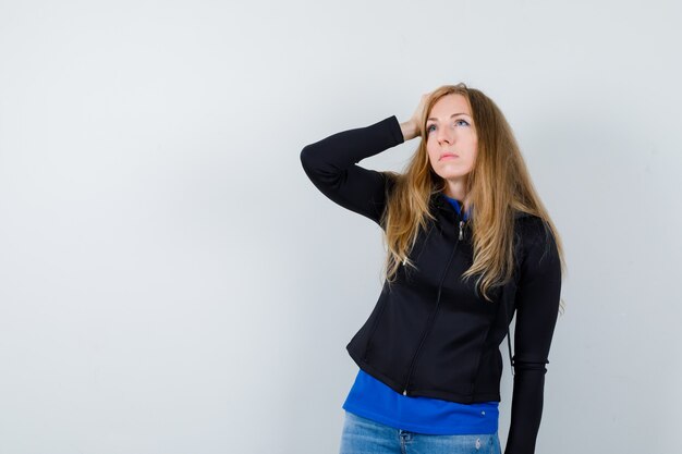 Mujer joven expresiva posando en el estudio