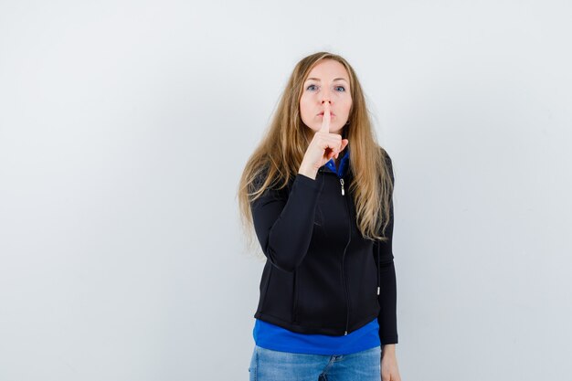 Mujer joven expresiva posando en el estudio