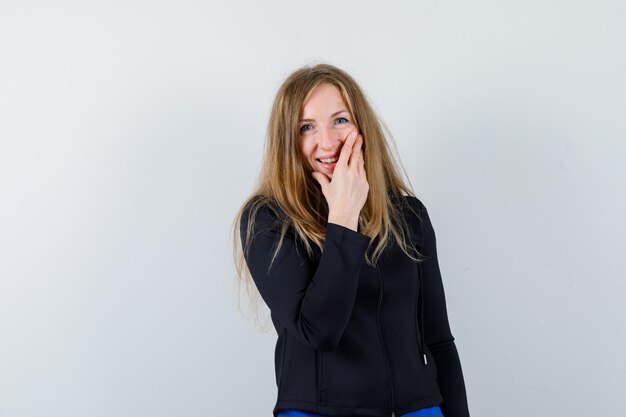 Mujer joven expresiva posando en el estudio