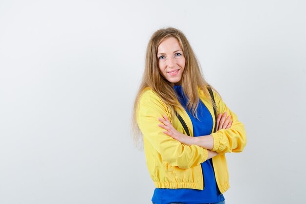 Mujer joven expresiva posando en el estudio