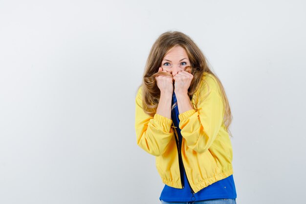 Mujer joven expresiva posando en el estudio