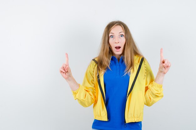 Mujer joven expresiva posando en el estudio