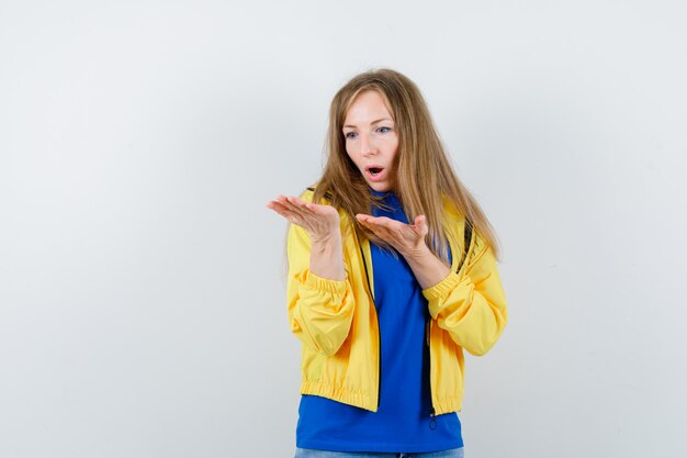 Mujer joven expresiva posando en el estudio