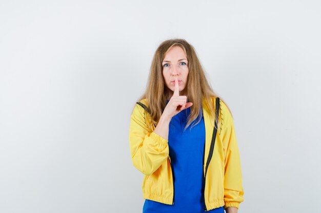 Mujer joven expresiva posando en el estudio