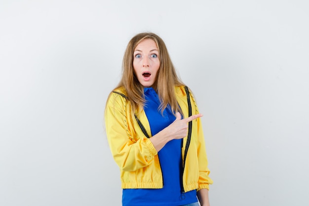 Mujer joven expresiva posando en el estudio