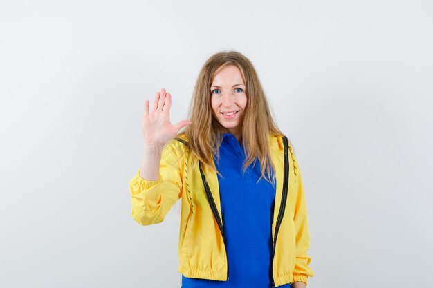 Mujer joven expresiva posando en el estudio