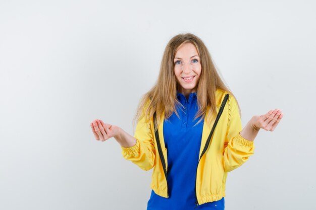 Mujer joven expresiva posando en el estudio