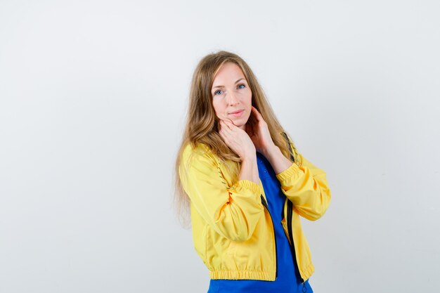 Mujer joven expresiva posando en el estudio