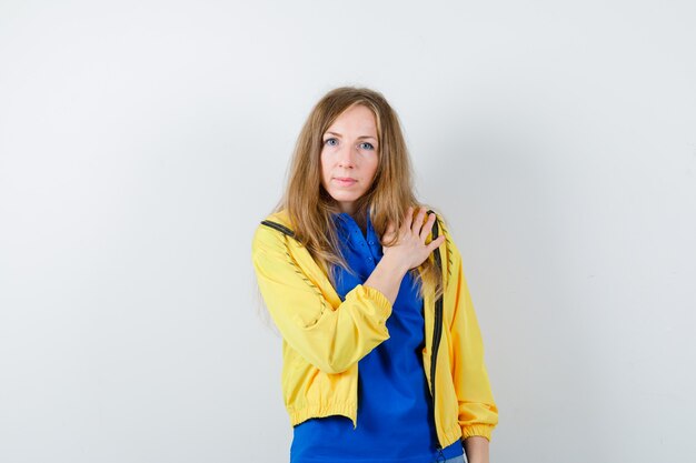 Mujer joven expresiva posando en el estudio