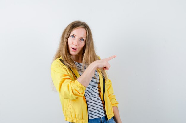 Mujer joven expresiva posando en el estudio